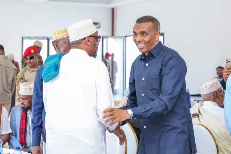 Ra’iisul Wasaaraha XFS oo kulan la qaatay odayaasha dhaqanka ee ku sugan Laascaanood