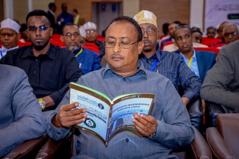 Guddoomiyaha Gobolka Banaadir oo ka qaybgalay Shir-weyne ku Saabsan Nidaamka Federaalka.