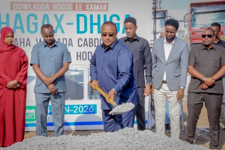 Guddoomiyaha gobolka Banaadir oo dhagax dhismaha wadadda Cabdiqaasim