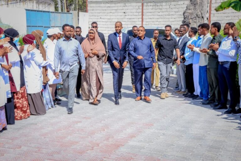 Guddoomiyaha gobolka Banaadir oo hoggaamiyey munaasabad lagu wareejinayey agab caafimaad