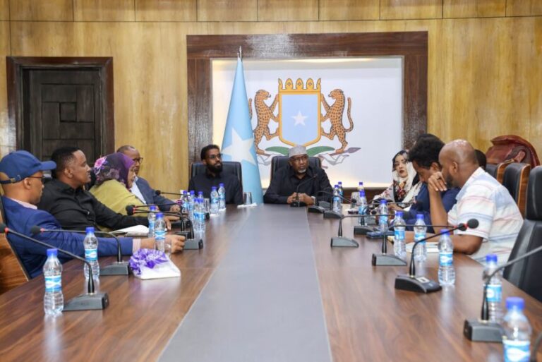 Guddoonka Golaha Shacabka oo kulan la qaatay Guddiyada Dib-u-eegista Dastuurka