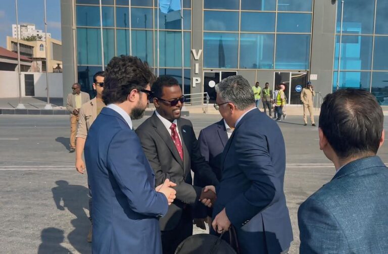 Wasiiru Dowlaha Wasaaradda Dekadaha iyo Gaadiidka Badda ayaa Muqdisho ku soo dhaweeyey wafdi ballaaran