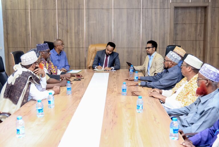 Agaasimaha Guud ee Wasaaradda Arrimaha Gudaha ayaa kulan wadatashi ah la yeeshay qaar ka mid ah hoggaanka Odayaasha Dhaqanka Soomaaliyeed