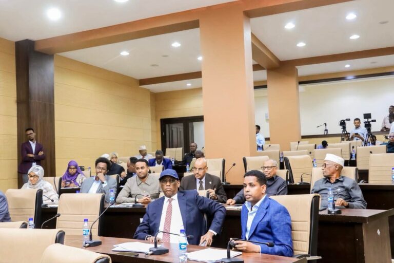 Aqalka sare oo Ansixiyay sharciga daawada iyo agabka caafimaadka.