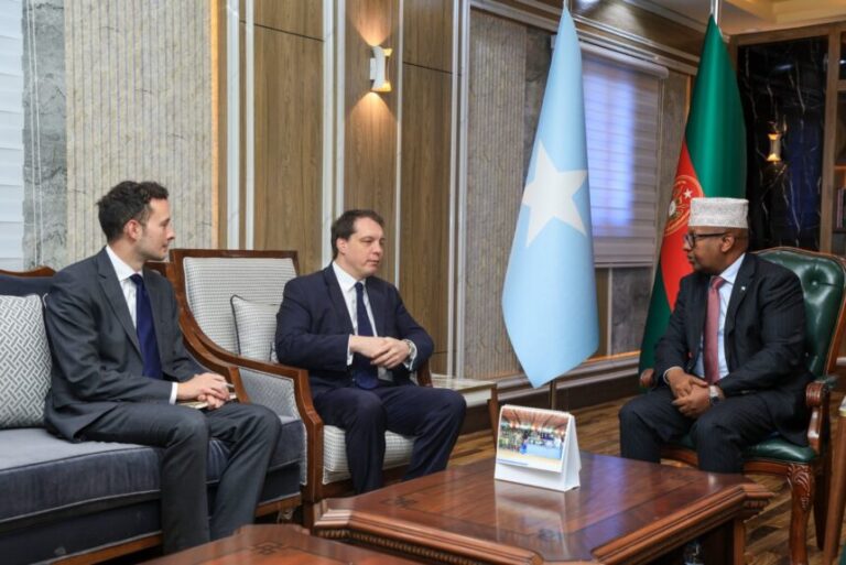 Wasiirka Gaashaandhigga oo la kulmay Ku-simaha Safiirka Boqortooyada Ingiriiska