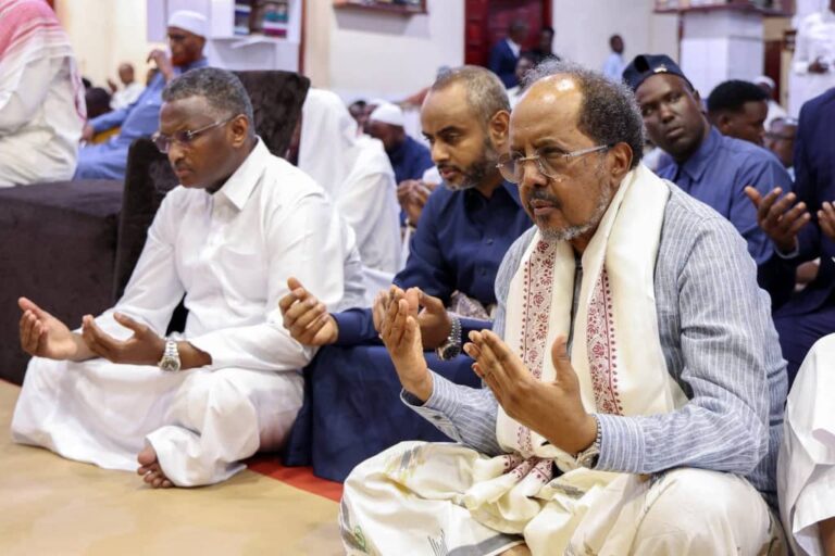 Madaxweynaha JFS oo Salaadda Jimcaha kula oogay  boqolaal shacab ah Masjidka Abuu Hureyra ee Suuqa Bakaaraha.