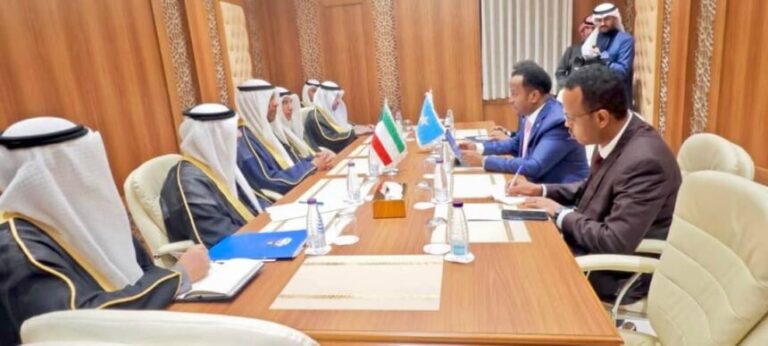 Wasiirka Arrimaha Dibadda Soomaaliya oo kulan la qaatay dhiggiisa Dalka Kuweyt