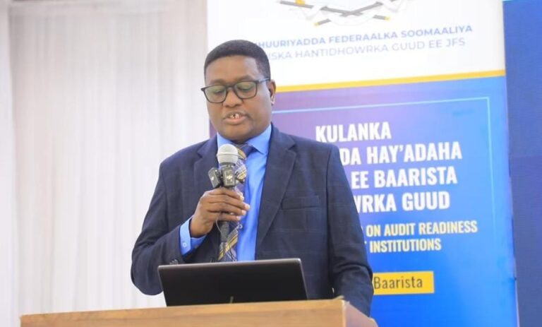 Ku-xigeenka Hantidhowrka Guud ee JFS oo ka warbixiyay kulanka isu-duwidda Hay’adaha Dowladda oo ka furmaya Muqdisho.