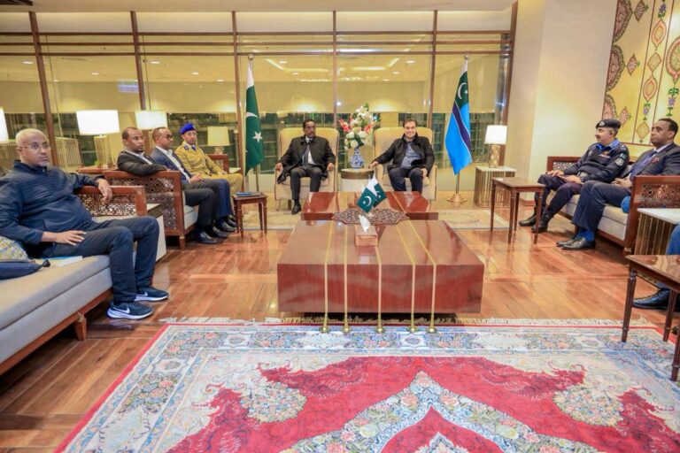 Wasiirka Arrimaha Gudaha XFS iyo wafdi uu hoggaaminayo oo gaaray Dalka Pakistan.