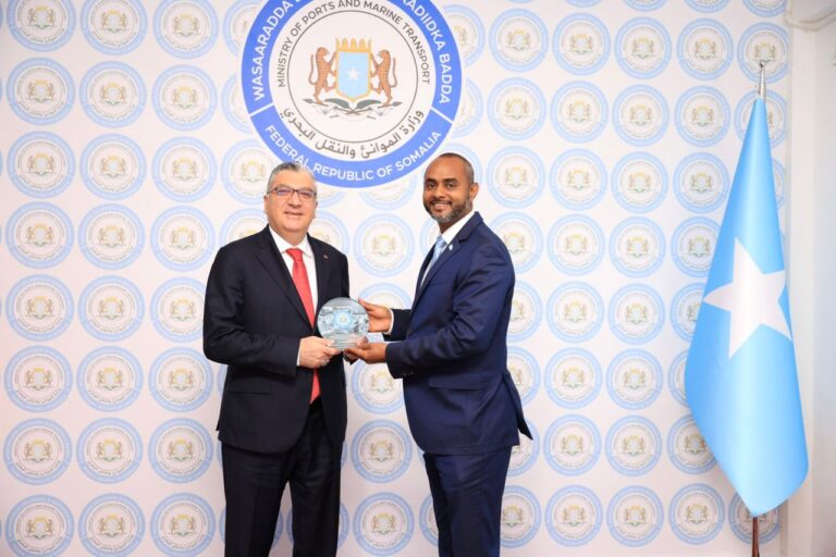 Wasiirka Dekadaha Soomaaliya oo Xafiiskiisa ku qaabilay wafdi heer sare ah oo ka socday Turkiga.