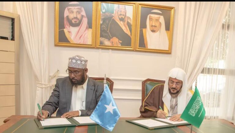 Wasiirka Wasaaradaha Awqaafta XFS oo heshiis iskaashi la saxiixday dhiggiisa Boqortooyada Sacuudiga.