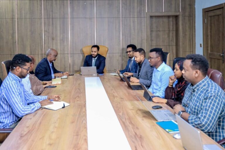 Agaasimaha Guud ee Wasaaradda Arrimaha Gudaha oo kulan la qaatay hoggaanka Ururrada Bulshada Rayidka