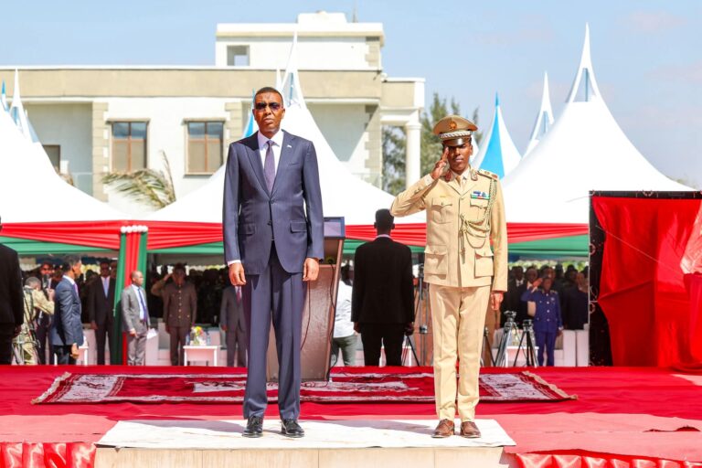 Ra’iisul Wasaare Xamsa oo Xilka u kala wareejiyey Taliyaha cusub iyo Taliyihii hore ee CXDS