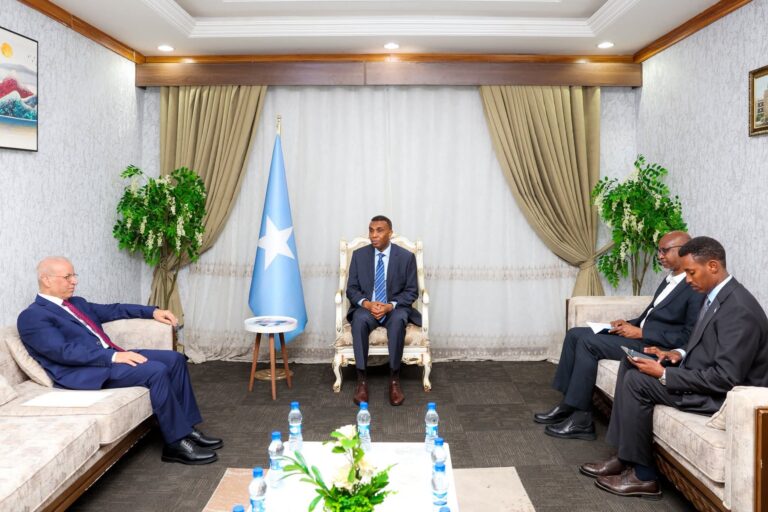 Ra’iisul Wasaare Xamsa oo Xafiiskiisa ku qaabilay Safiirka Dalka Ciraaq u qaabilsan Soomaaliya 