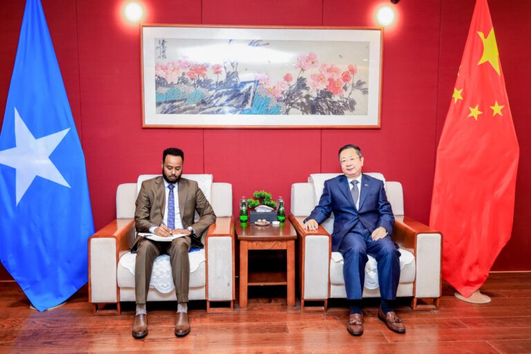 Agaasimaha Guud Wasaaradda Arrimaha Gudaha oo La Kulmay Danjiraha Shiinaha