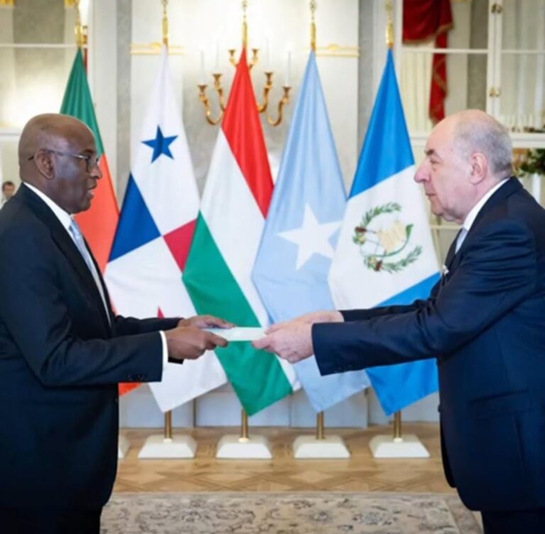 Safiirka Soomaaliya ee Jarmalka iyo Poland oo Warqadaha Aqoonsiga ka Guddoomay Madaxweynaha Hungary