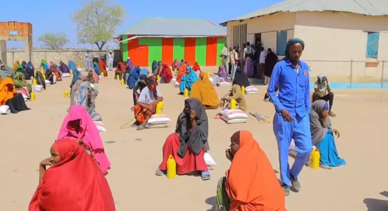 Boqol Qoys oo Abaartu saameysay oo raashin gargaar ah lagu gaarsiiyay Buurhakaba