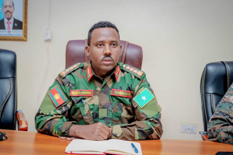 Taliyaha Ciidanka XDS oo shir guddoomiyay kulanka subaxlaha ee Taliska guud ee XDS.