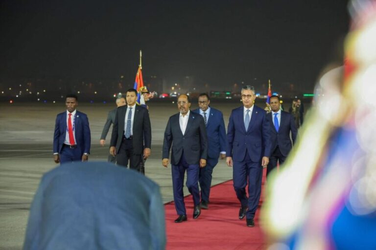 Madaxweyne Xasan Sheekh oo booqasho rasmi ah ku tegay Dalka Masar