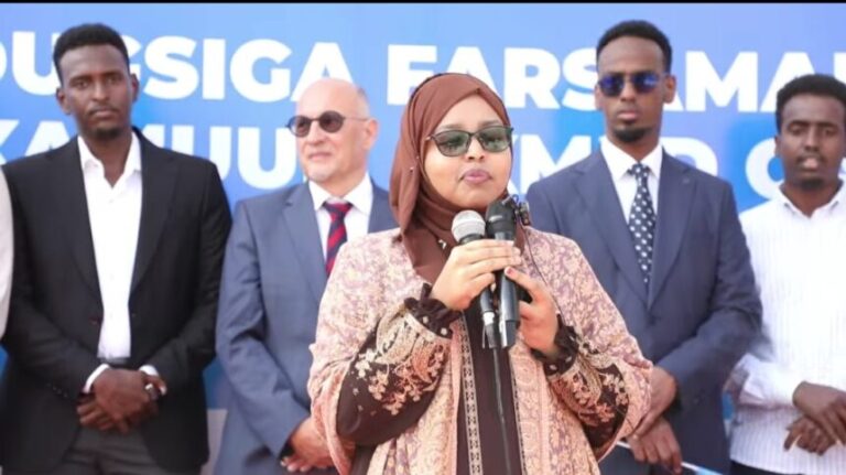 Wasaaradda Waxbarashada oo dib u dhistay Iskuulkii Farsamada Gacanta  Maxamuud Axmed Cali ee degmada Kaaraan