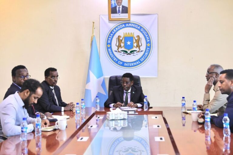 Wasiirka Amniga Gudaha XFS oo guddoomiyay shir ay yeesheen guddiga heer qaran ee la-dagaallanka tahriibinta iyo ka ganacsiga dadka