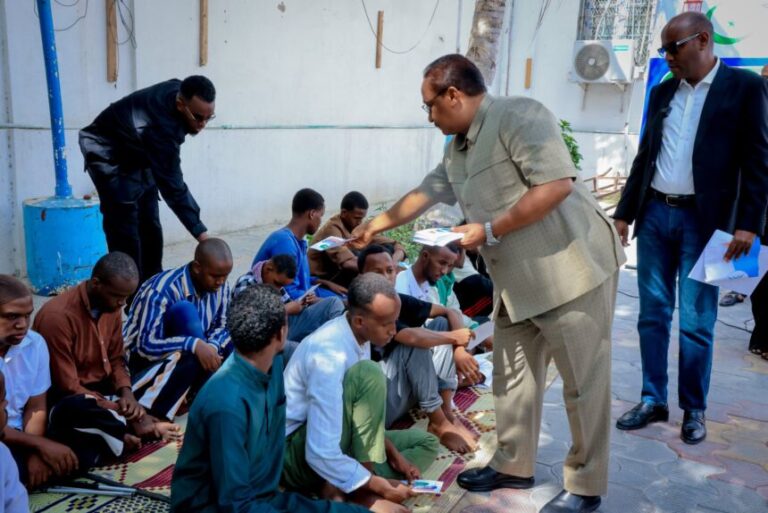 Gobolka Banaadir oo deeq lacageed oo Ciid-siin ah u qeybiyey dad baahiya gaar ah qaba