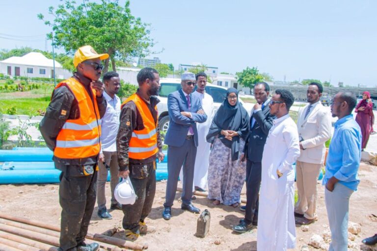 Wasiirka Tamarta iyo Khayraadka Biyaha oo kormeeray dhismaha ceel-biyood ay yeelanayso Wasaaraddu