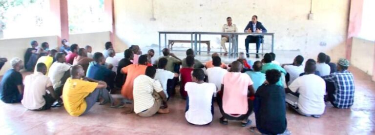 Safiirka JFS ee dalka Hindiya oo xabsiga ku booqday Muwaadiniin Soomaaliyeed oo muddo ku xiran