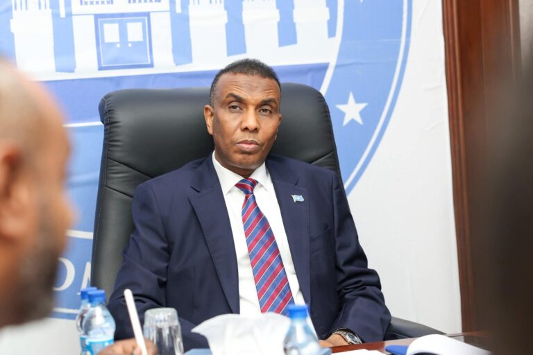 Ra’iisul Wasaare Xamsa Cabdi Barre, ayaa maanta xafiiskiisa warbixin uga dhagaystay Wasaaradda Dekedaha iyo Gaadiidka Badda