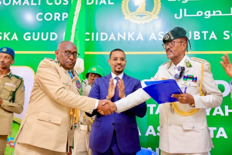 Wasiiru-Dowlaha Caddaaladda oo xilka u kala wareejiyay taliyihii hore ee Ciidanka Asluubta iyo taliyaha cusub