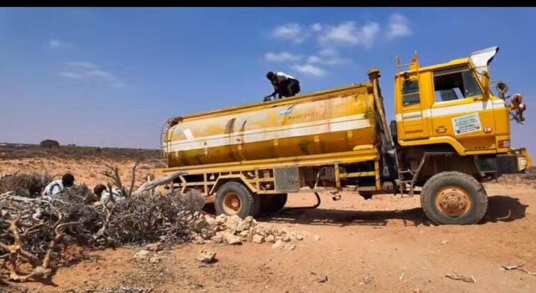 Qoysas ay abaartu saameysay oo biyo dhaamin lagu sameeyay degaanno hoostaga Cadaado