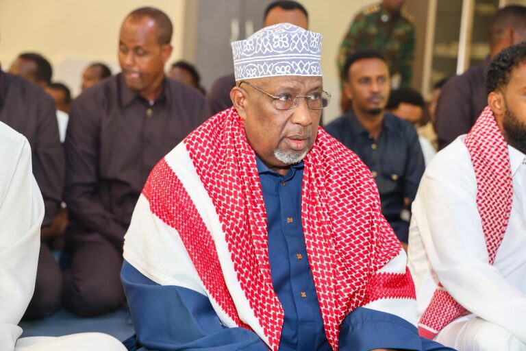 Guddoomiyaha G/Shacabka BJFS oo salaadda Ciid Fidriga ku tukaday Masaajidka Villa Hargeysa