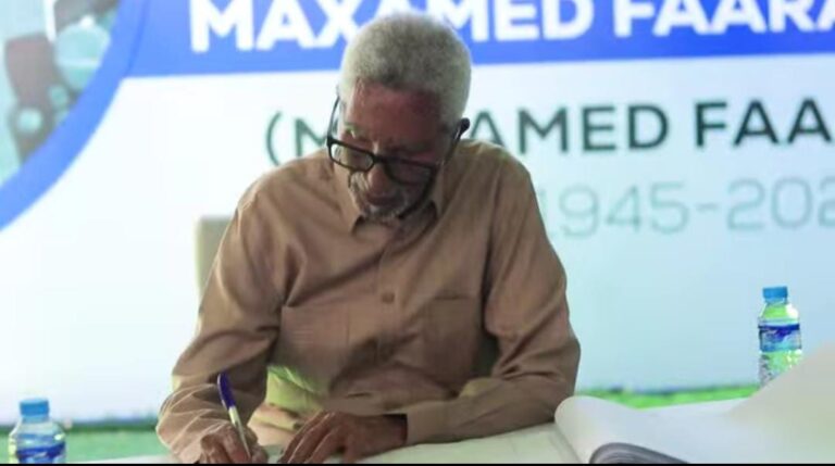 Guddoomiyaha Aqalka Sare oo saxiixay buugga tacsida Marxuum Maxamed Faarax Jiis