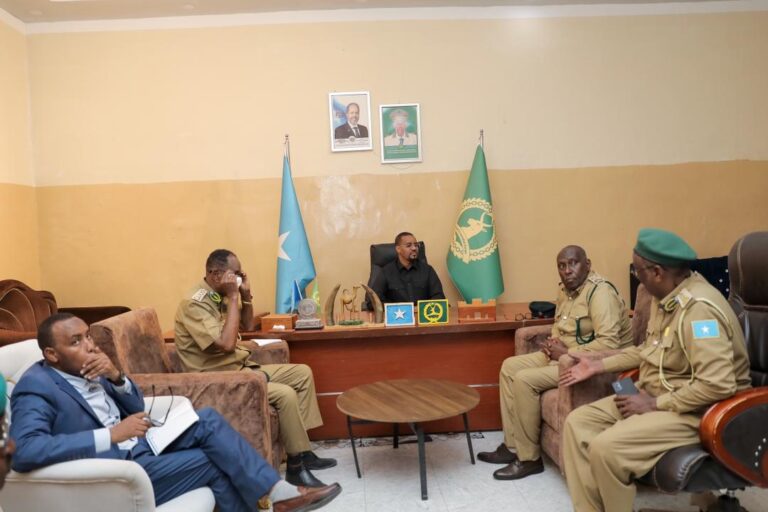 Wasiiru Dowlaha Cadaaladda iyo Taliyaha Cusub ee Ciidanka Asluubta oo Kormeer ku tagay Xarunta taliska