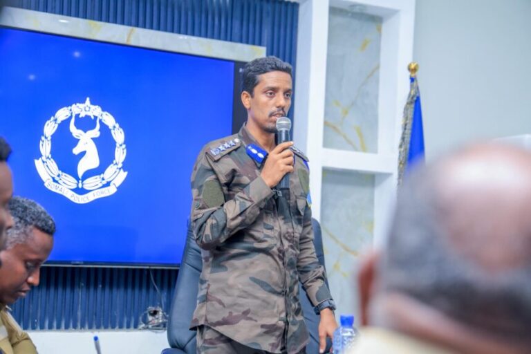 Taliyaha Ciidamada Booliska Soomaaliya oo Baydhabo kula kulmay Saraakiisha ciidamada