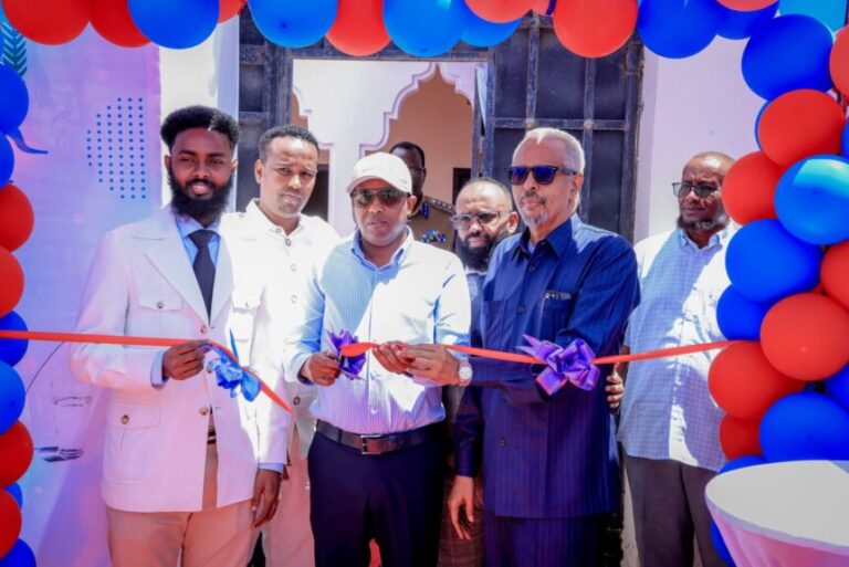 Guddoomiye Ku-xigeenka Maaliyadda Gobolka Banaadir oo ka Qayb-galay Daahfurka Xarunta Shaybaarka Biyaha