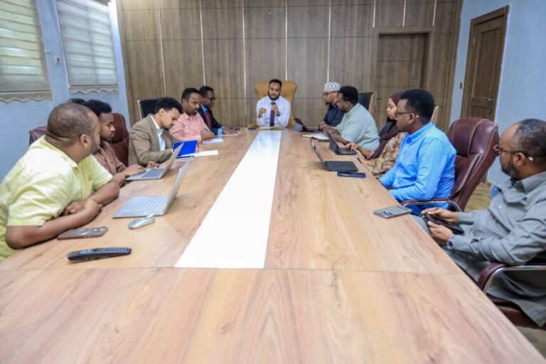 Agaasimaha Wasaaradda Arrimaha Gudaha oo shir guddoomiyay kulan muhiim ah