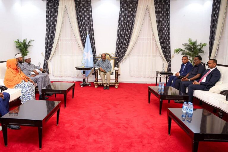 Madaxaweynaha JFS oo qaabilay duqa magaalada Baydhabo