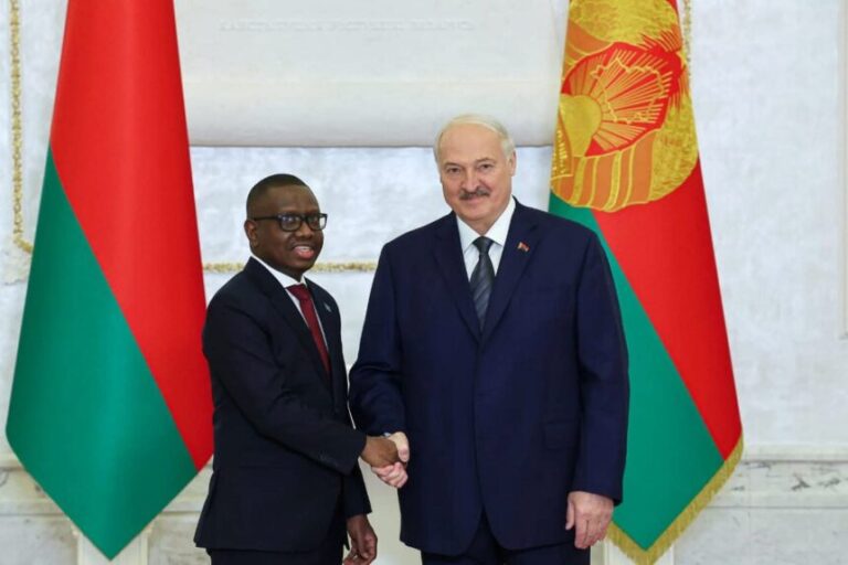 Safiirka Soomaaliya u fadhiya Dalka Ruushka oo Waraaqaha Aqoonsiga u Gudbiyay Madaxweynaha Belarus