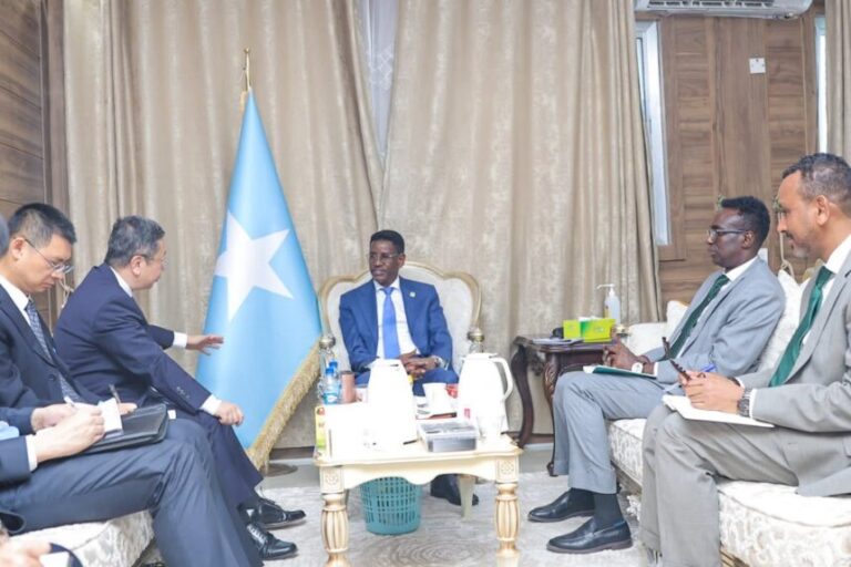 Wasiirka Amniga Gudaha XFS oo la kulmay Danjiraha Dowladda Shiinaha u fadhiya Soomaaliya