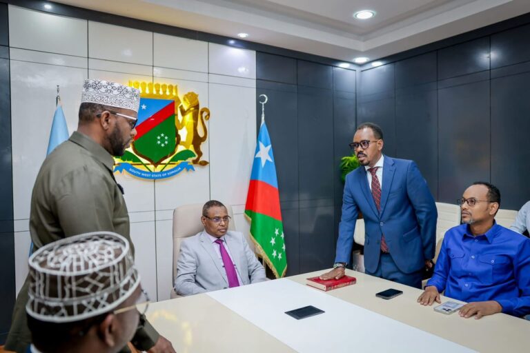 Hoggaamiyaha ku-meel-gaarka ah ee KGS oo ka qeyb-galay dhaarinta Wasiirka Amniga Gudaha KGS