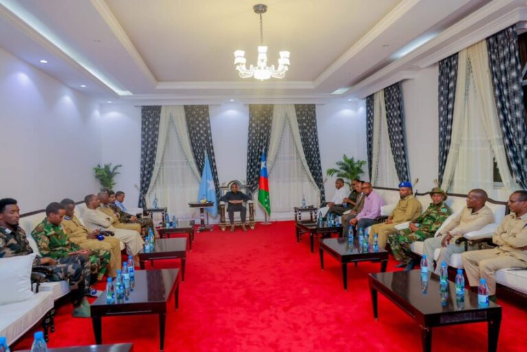 Hoggaamiyaha KMG ah ee maamulka K/Galbeed oo la kulmay saraakiisha amniga