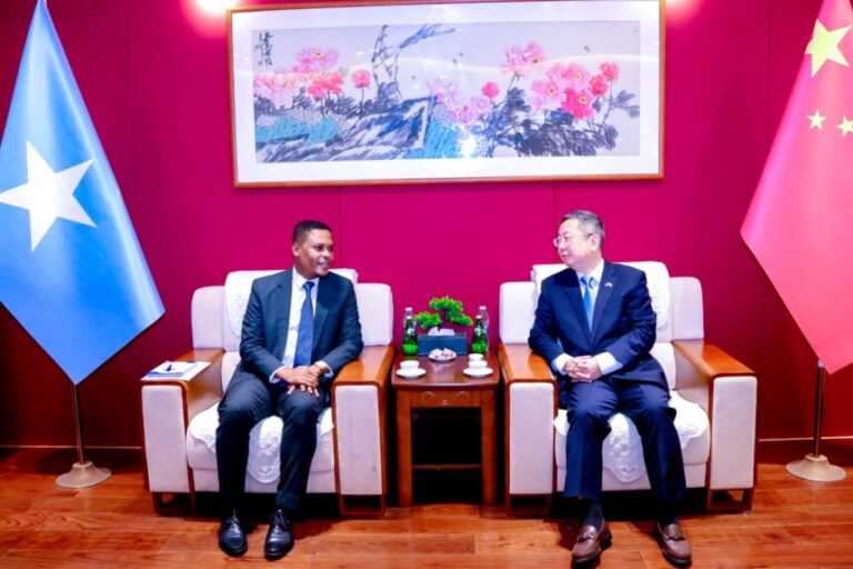 Wasiirka Warfaafinta oo kulan miro dhal ah la qaatay Danjiraha Shiinaha ee Soomaaliya