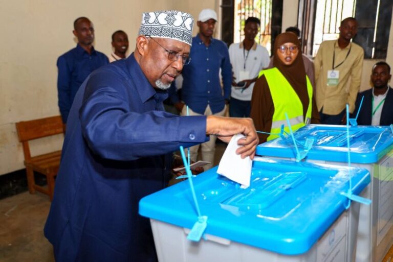 Guddoomiye Aaden Madoobe oo codkiisa ka dhiibtay Baydhabo
