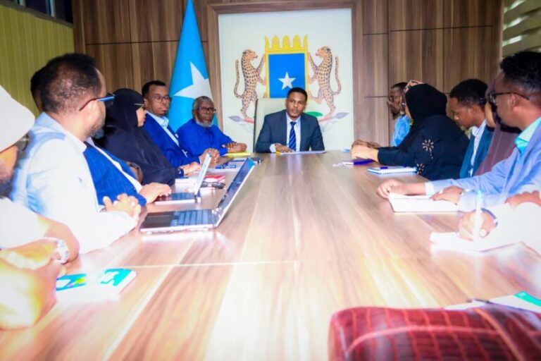 Wasiirka Warfaafinta oo kulan is xogwareysi ah la qaatay Agaasimaha Guud iyo Agaasimayaasha Waaxyaha