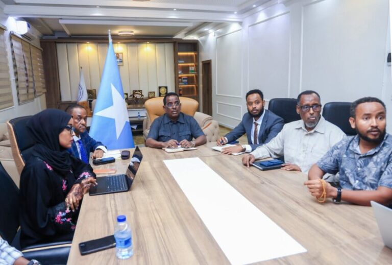 Wasiirka Arrimaha Gudaha oo guddoomiyey kulan looga hadlay Hindisaha Xeerka Maamulka Goleyaasha Degmooyinka
