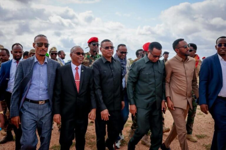 Wafdi uu hoggaaminayo Hoggaamiyaha Koonfur Galbeed oo gaaray degmada Diinsoor ee gobolka Baay