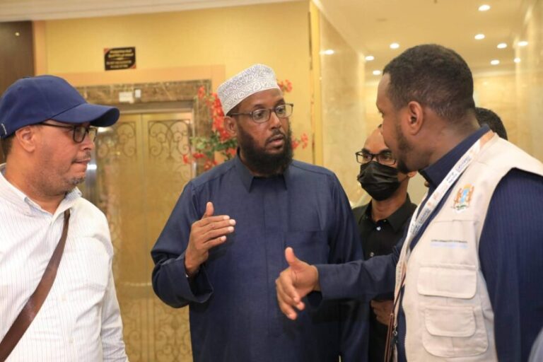 Wasiirka Awqaafta oo kormeer ku tegay Hoteeladda Makka ee laga rarayo xujeyda Soomaaliyeed